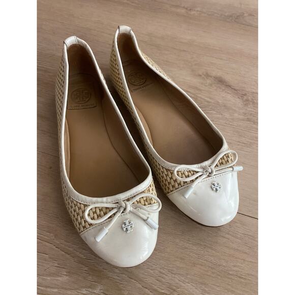 Tory Burch woven straw ballet flats size 6.5 tan white patent leather logo bow - Picture 1 of 6
